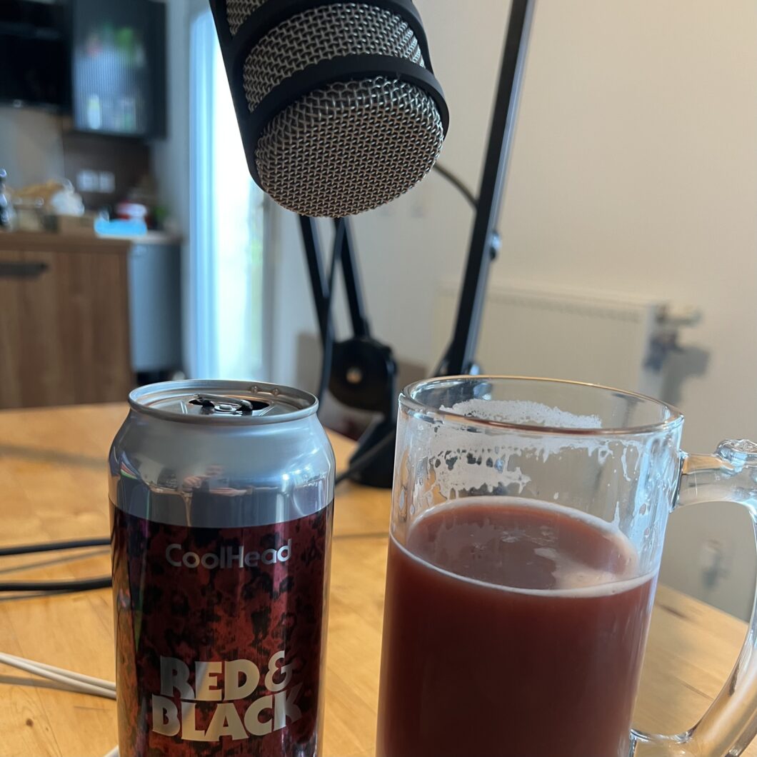 cannette de bière Coolhead Red & Black, verre de bière et micro de podcast